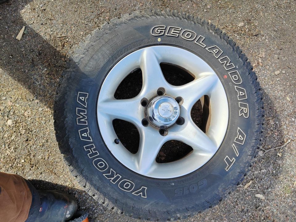 Renkaat alumiinivanteilla 235/70 R16