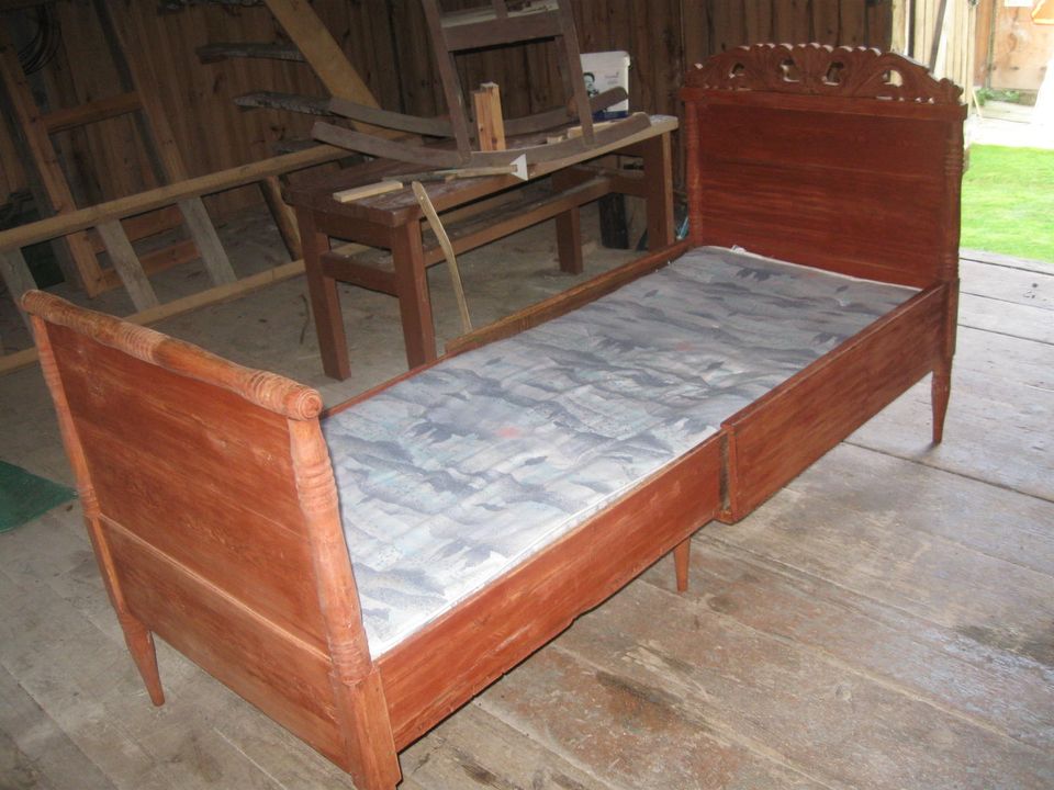 Vanhat sängyt ja laatikosto