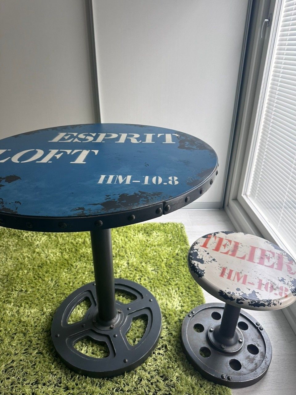 Loft-tyylinen pöytä ja tuoli