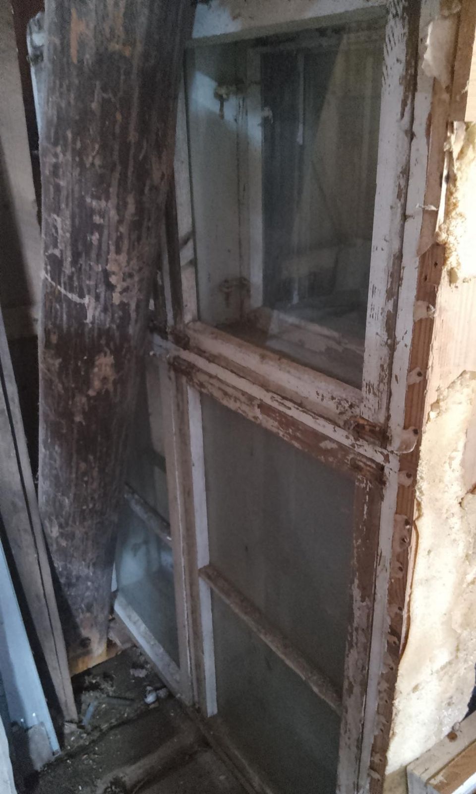 Kolme vanhan vanhaa ikkunaa