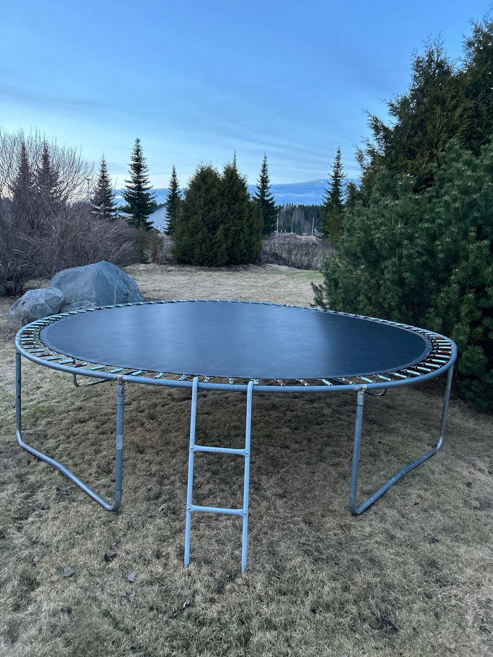 Iso laadukas trampoliini (valmiiksi purettu)