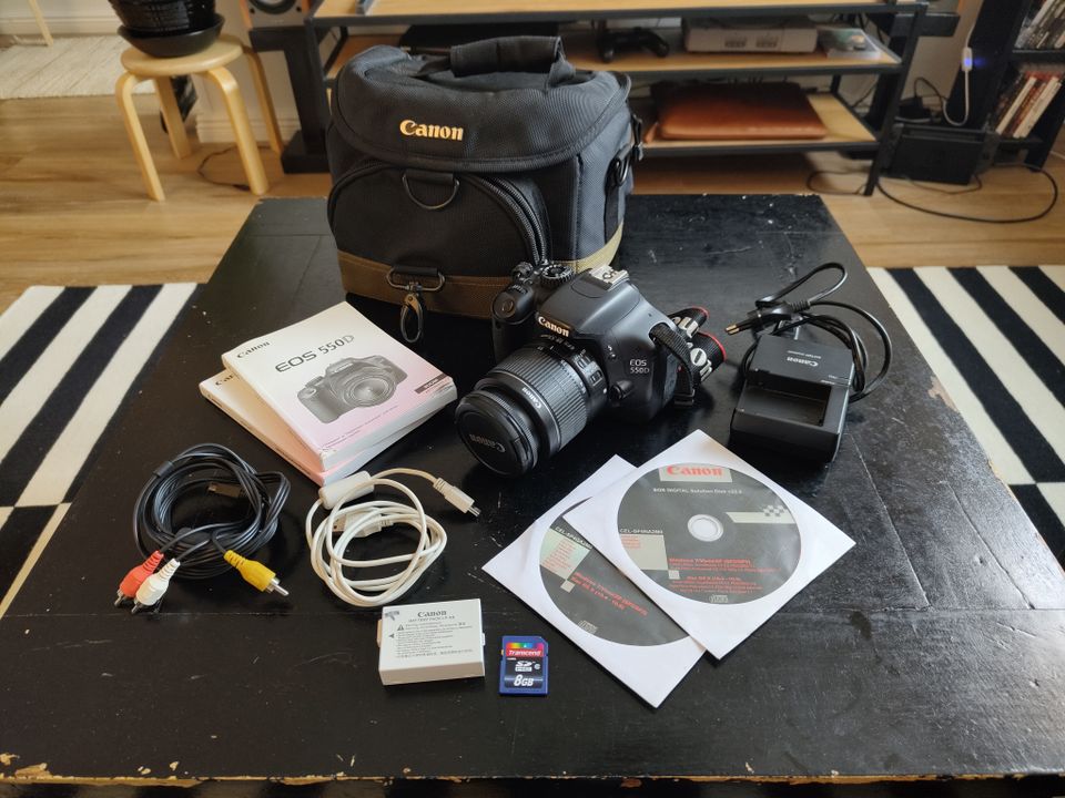 Canon EOS 550D järjestelmäkamera ja tarvikkeet