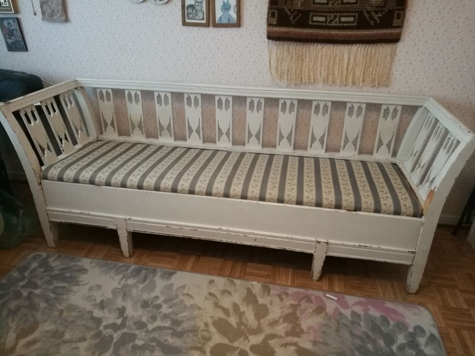Kustavilaistyylinen sohva
