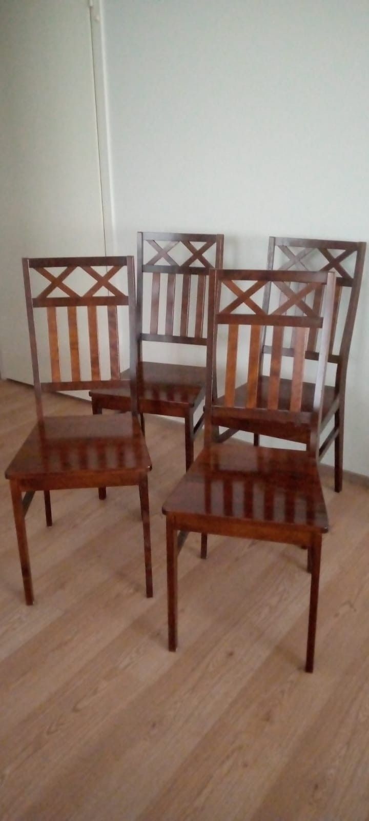 Tuilit, 4 tuolia, tuoli