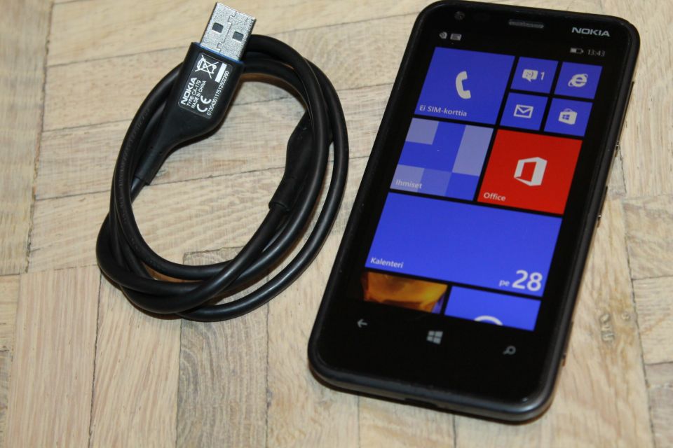 Nokia Lumia 620 kännykkä matkapuhelin älypuhelin + USB latauskaapeli