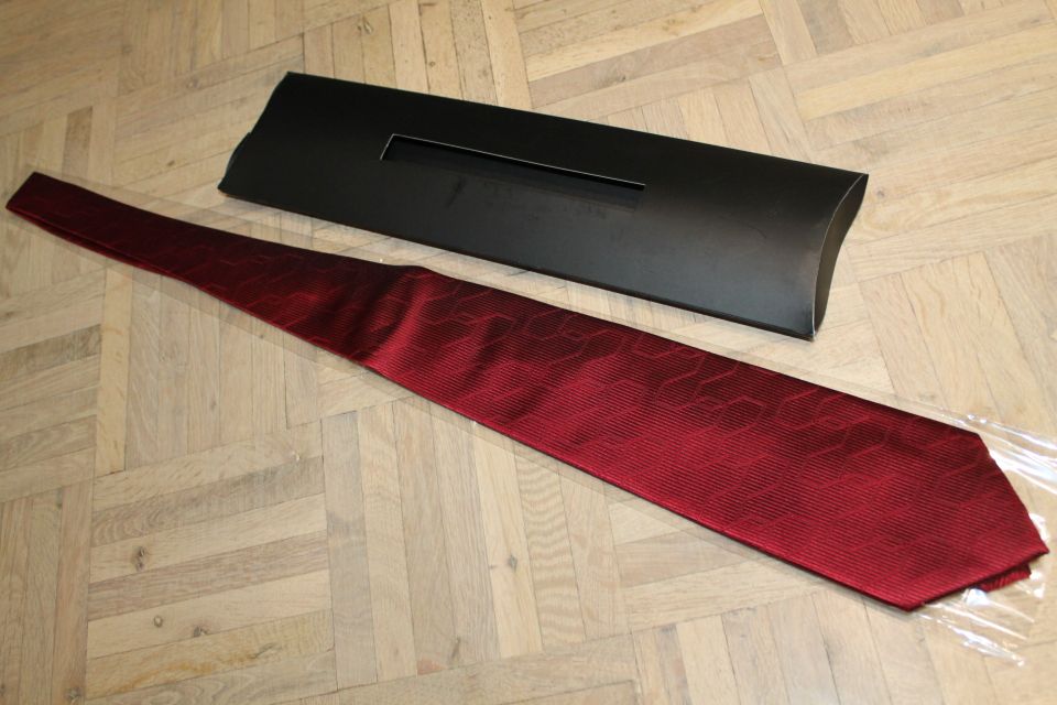 UUSI kravatti solmio paketissa viininpunainen tyylikäs