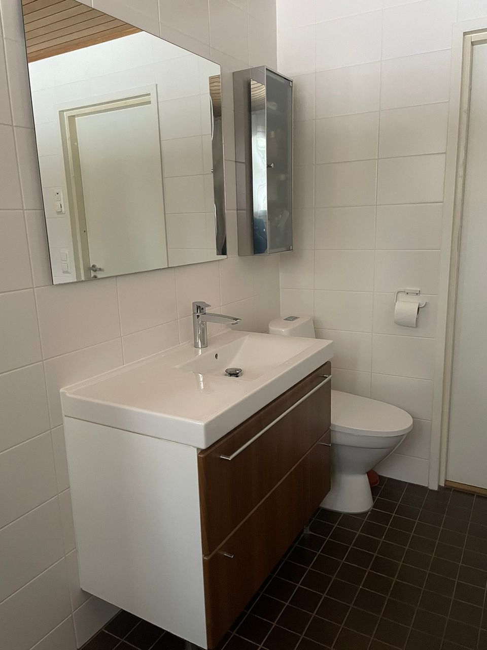 Kylpyhuoneen käsienpesuallas, allaskaluste, peili ja ylänappi