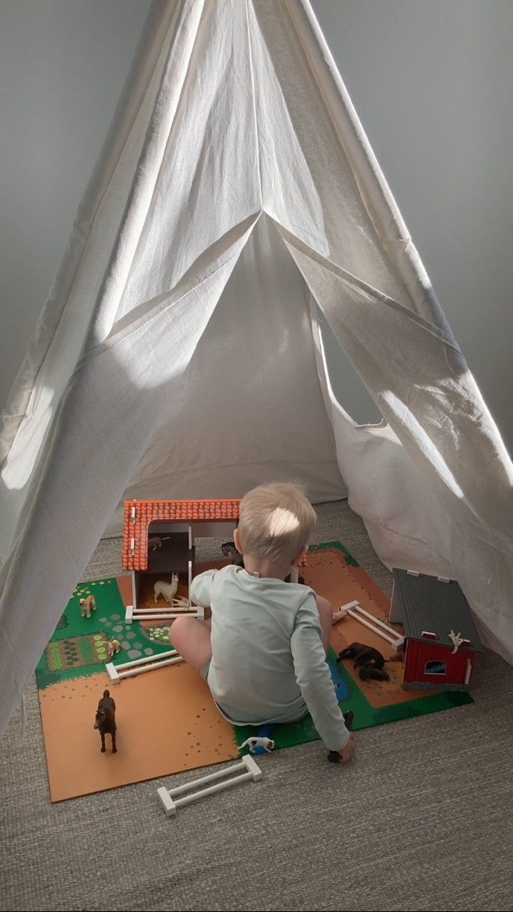 Lasten leikki tiipii teltta