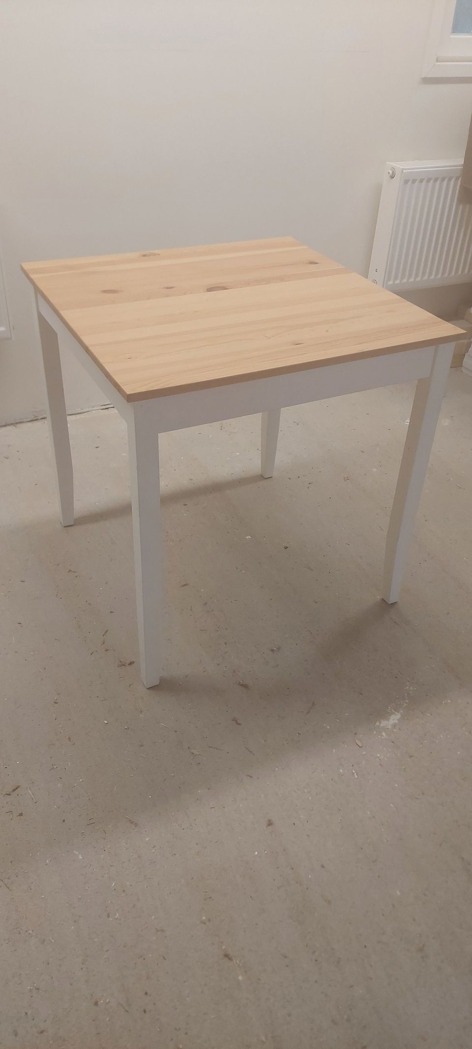 2h Ikean ruokapöytä 74x74cm, hyvänkuntoinen