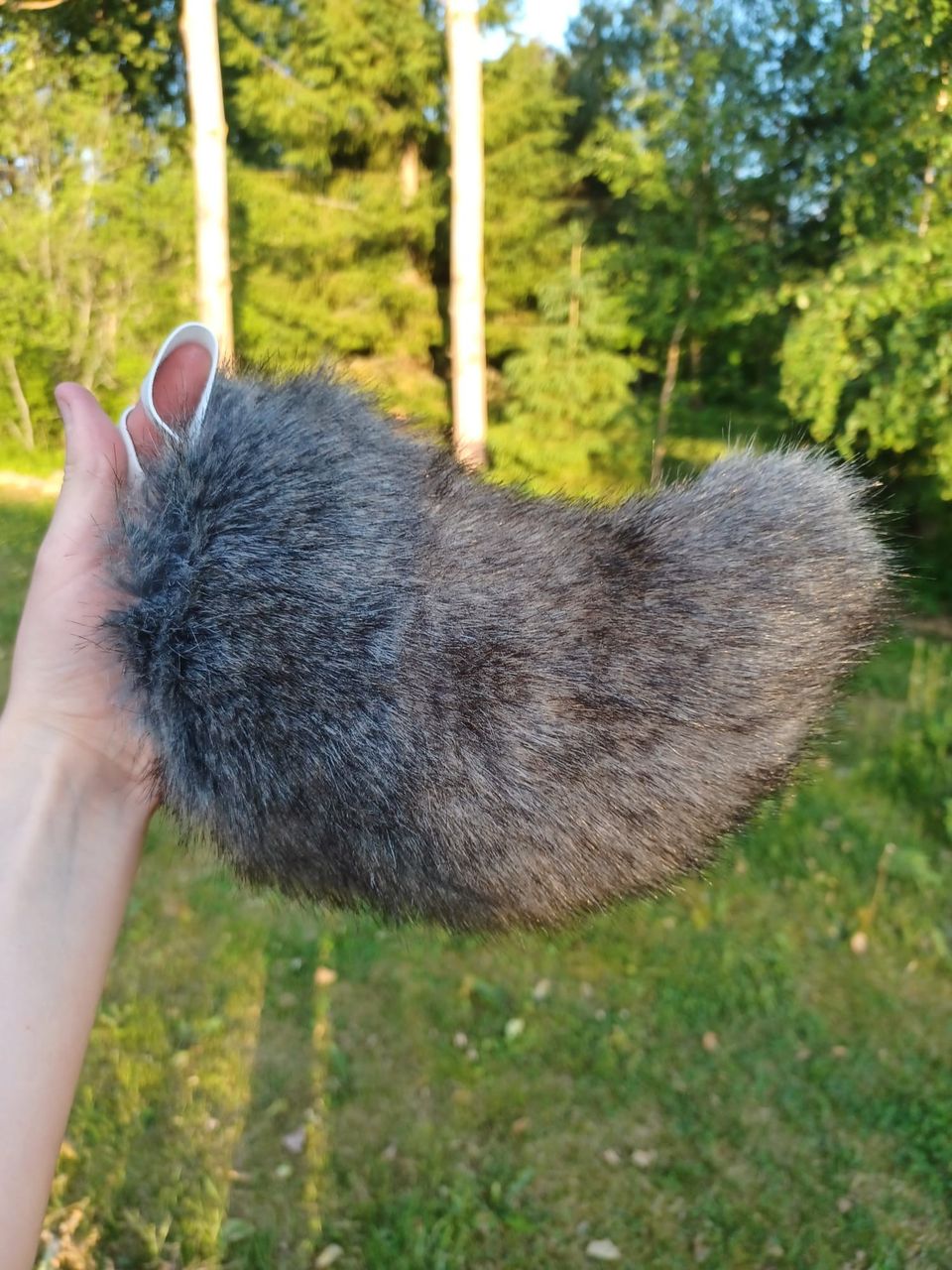 Pieni harmaa fursuit/cosplay häntä