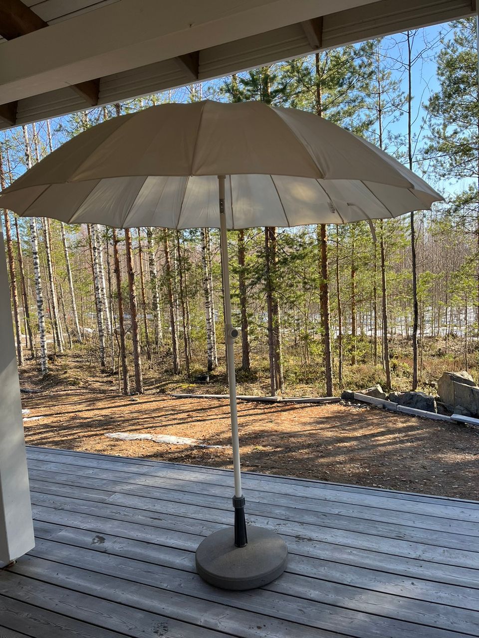 Ikean aurinkovarjo ja jalka