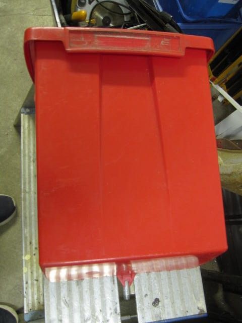 Punainen muovinen postilaatikko