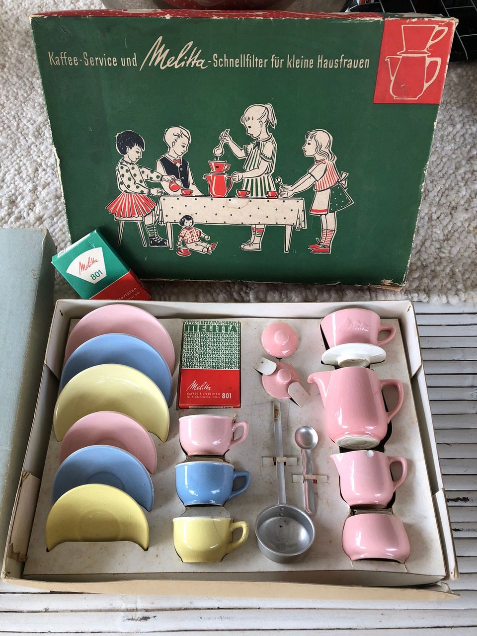 Keraamiset lasten astiat 1940 luvulta