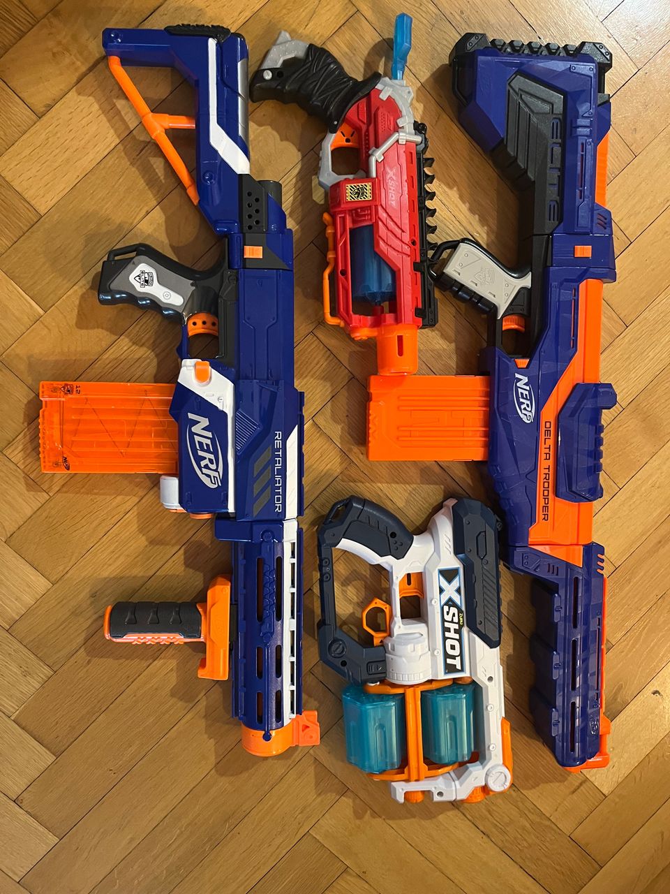 2 kpl Nerf-aseita ja 2 kpl X-Shot -aseita