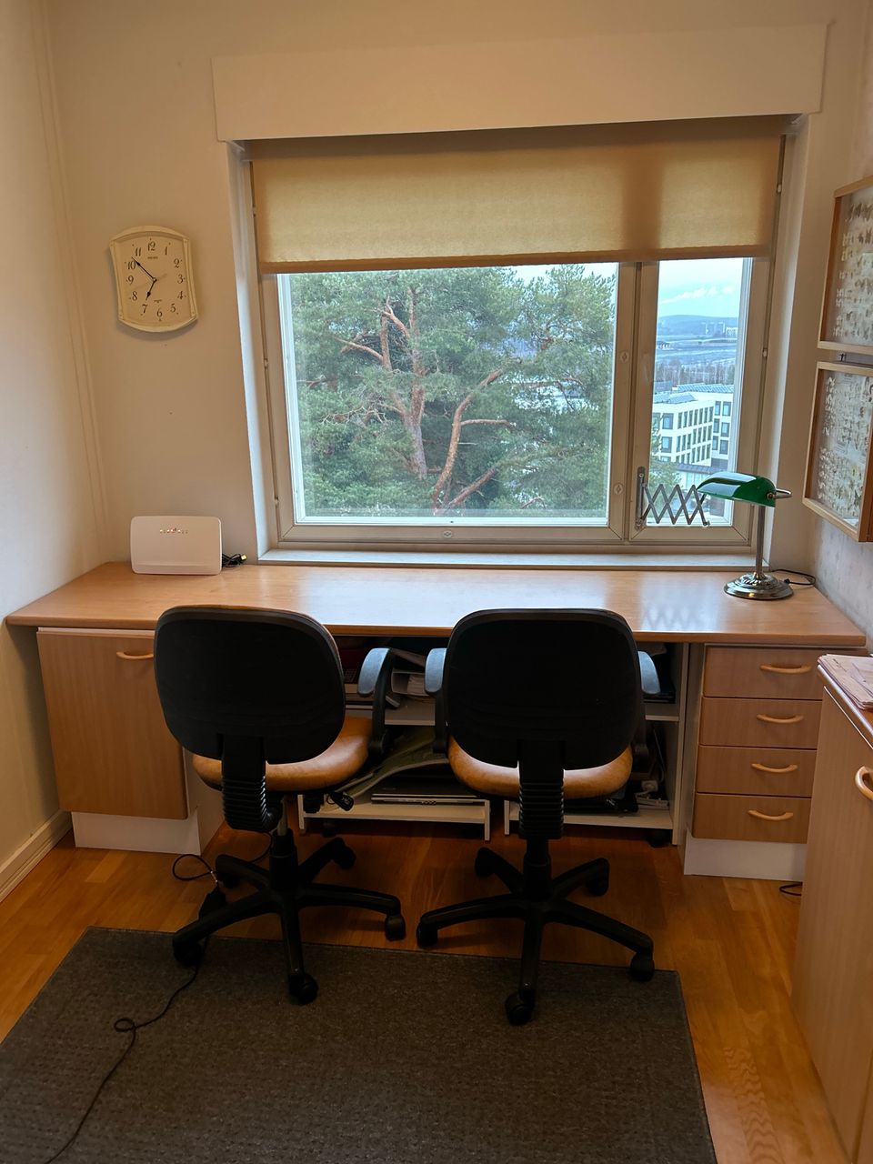 Työpöytä ja kaapit + tuolit