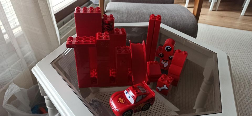 Punaisia Lego Dublo-palikoita + auto