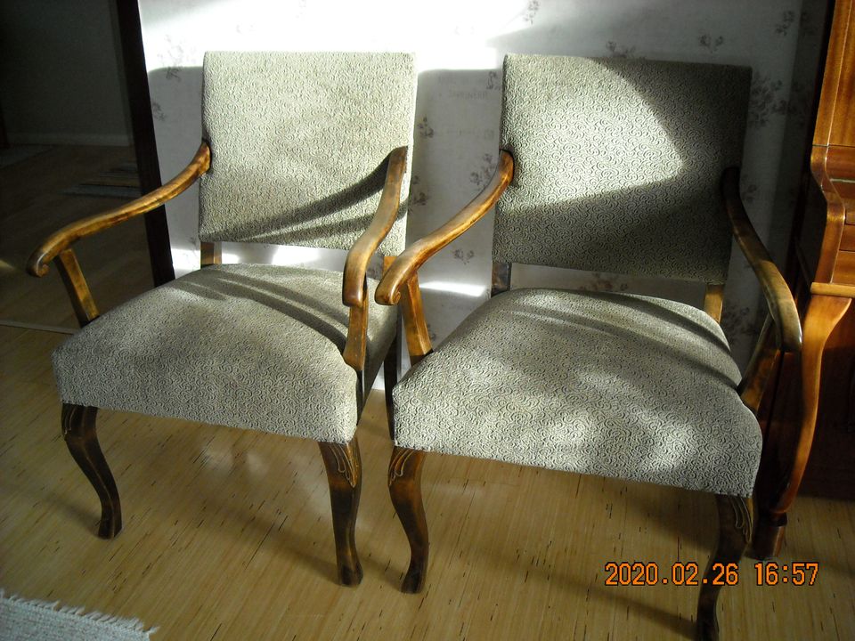 Kaksi tukevaa nojatuolia