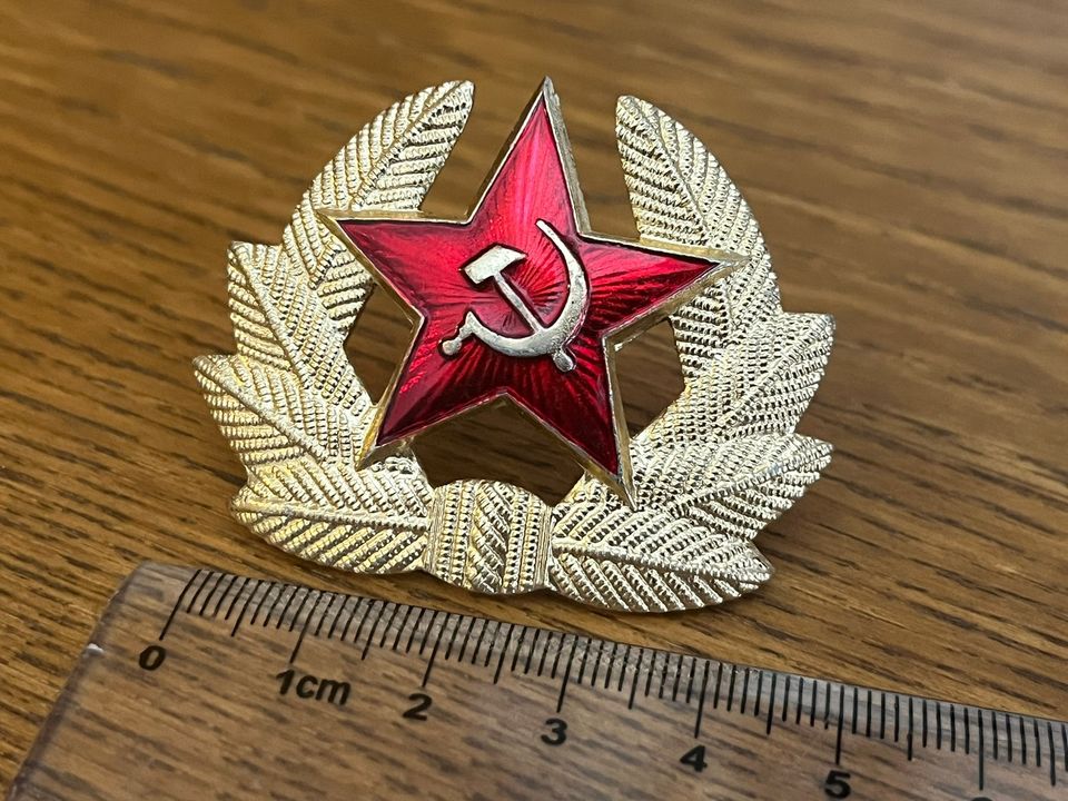 Neuvostoliittolainen kokardi sirpillä ja vasaralla