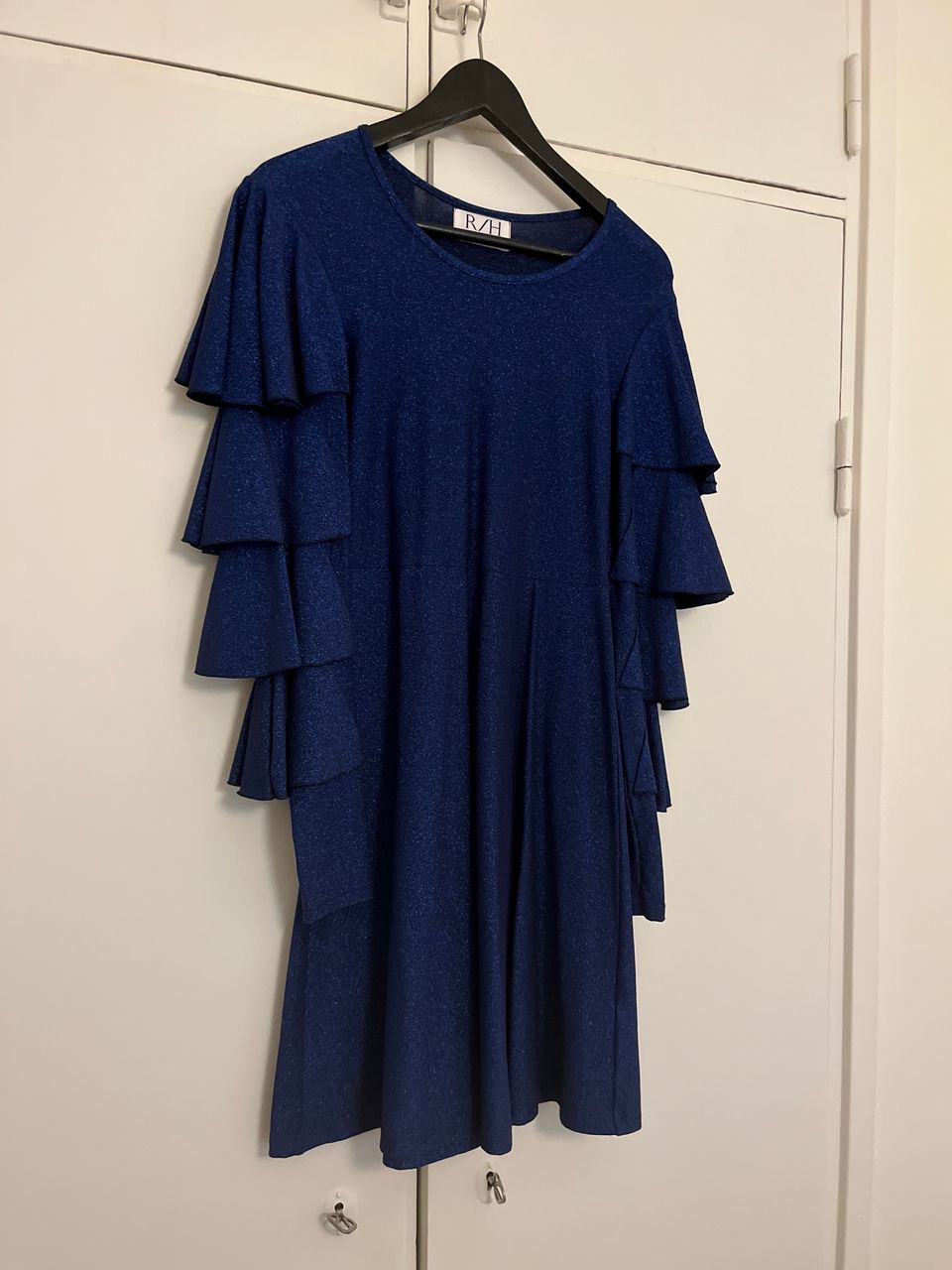 Sininen, kimaltava R/H mekko