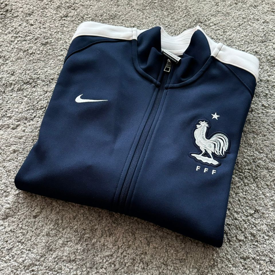 Jalkapallon MM2014 Ranskan maajoukkueen Nike verryttelytakki ja shortsit -setti.