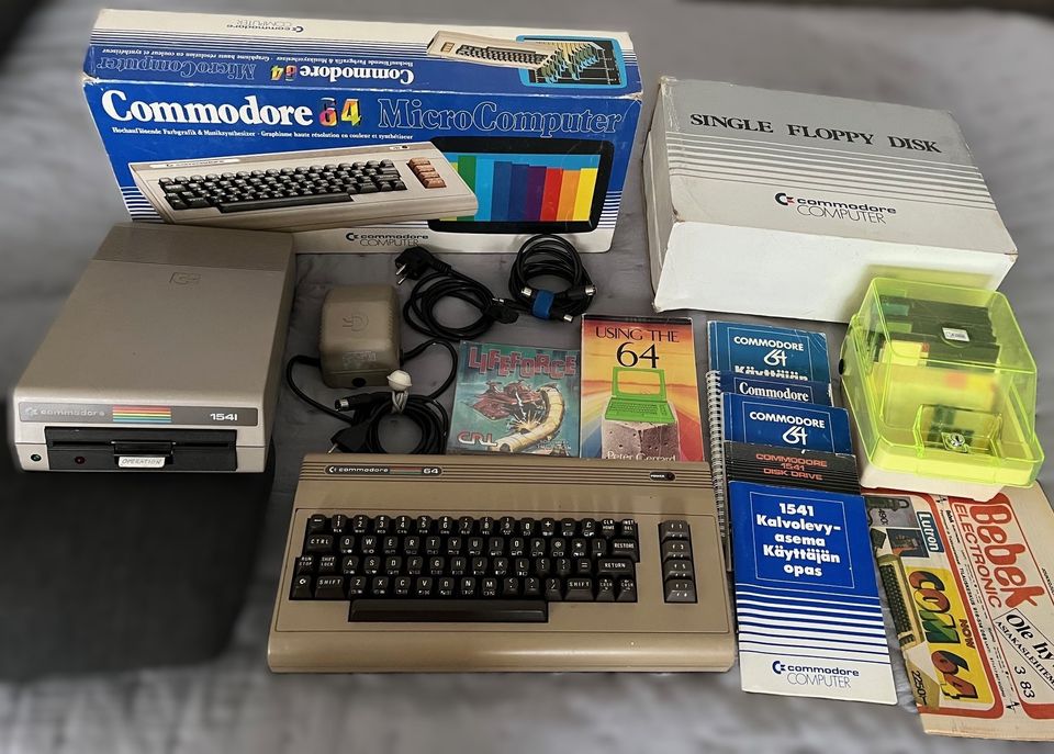 Commodore 64 retrotietokone + levy+kasettiasema + alkuper laatikot, pelejä yms