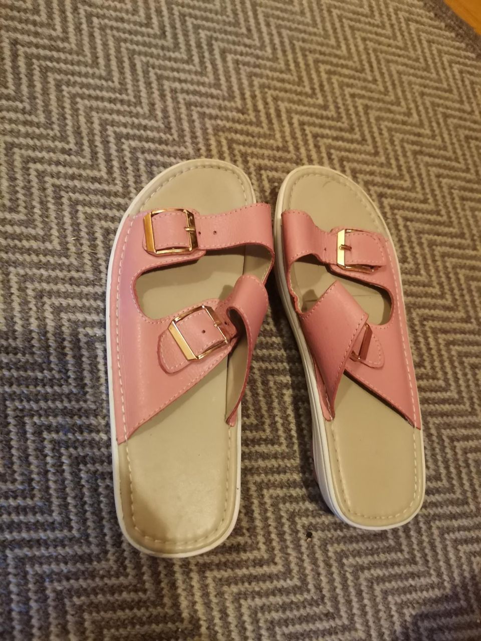 Vaaleanpunaiset sandaalit