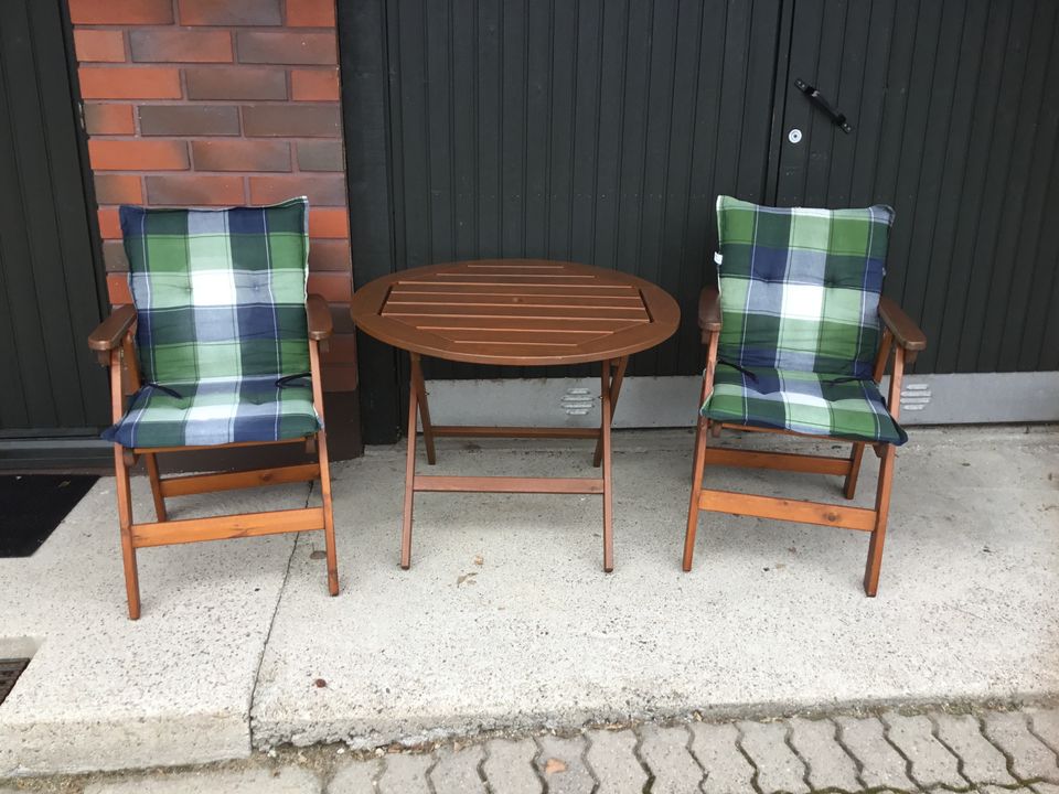 Puutarhakalusteet, pöytä, kaksi tuolia ja pehmusteet