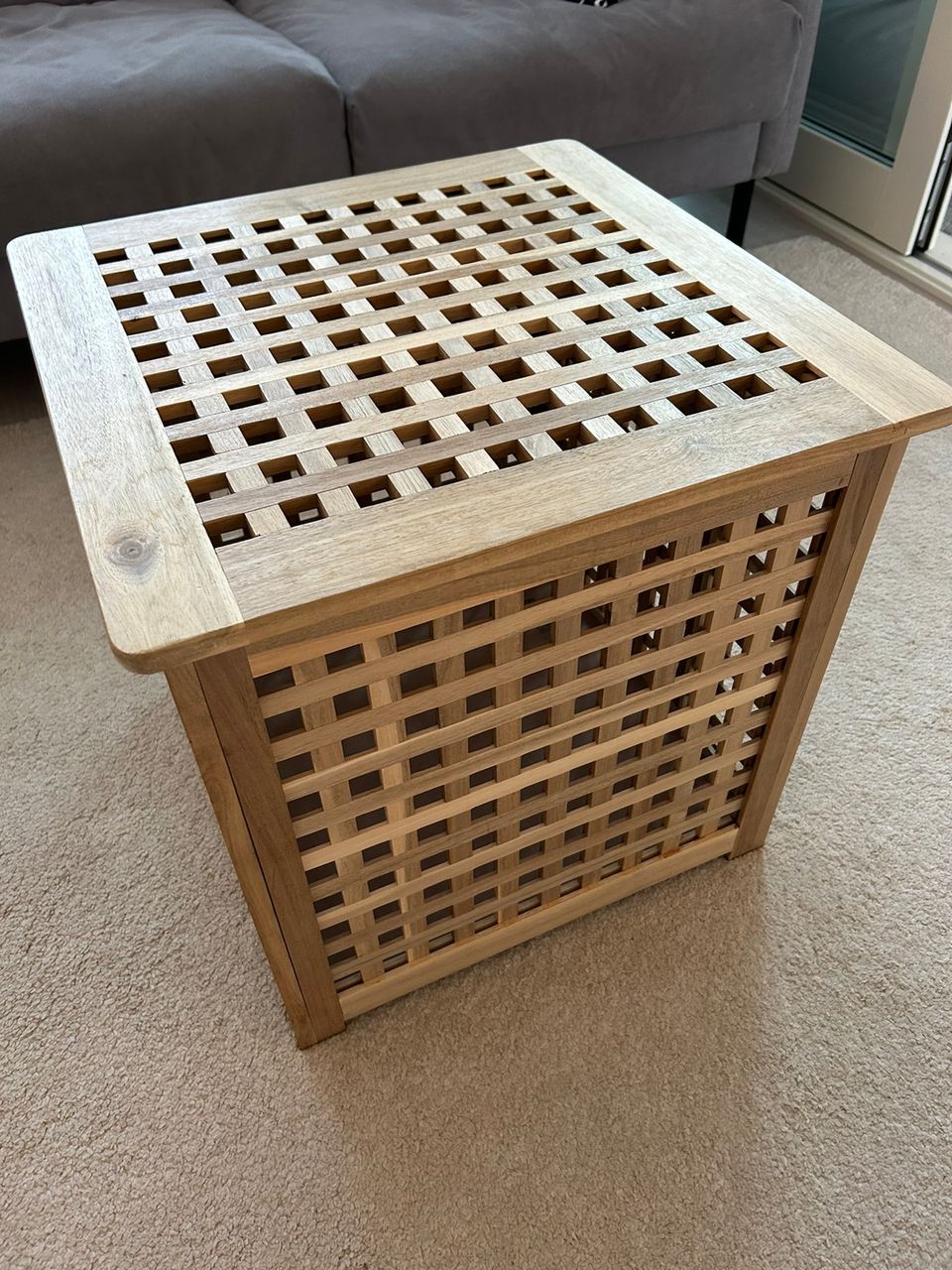 Ikea säilytystilallinen sivupöytä