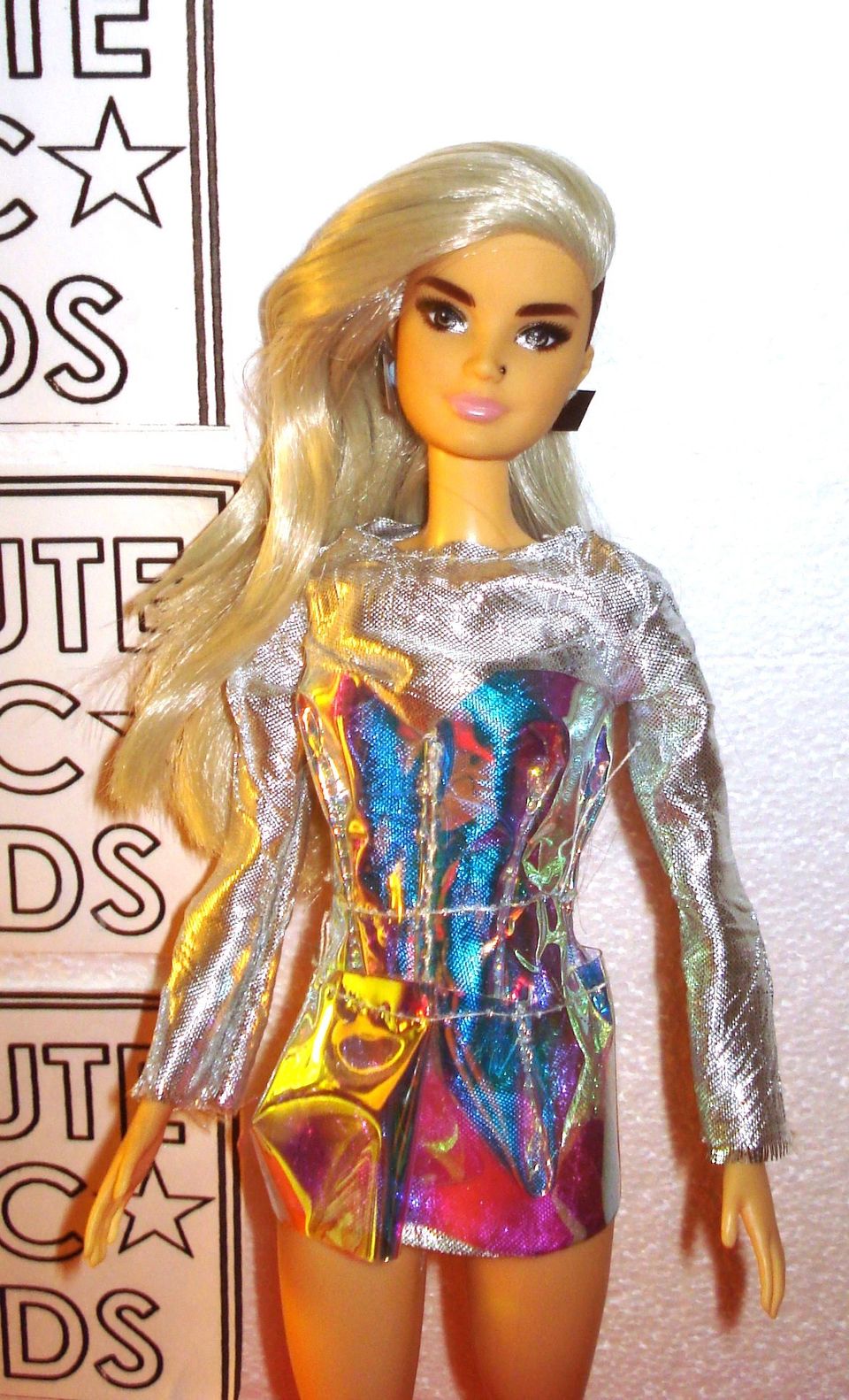 Barbielle hopea mekko ja hologrammikorsetti