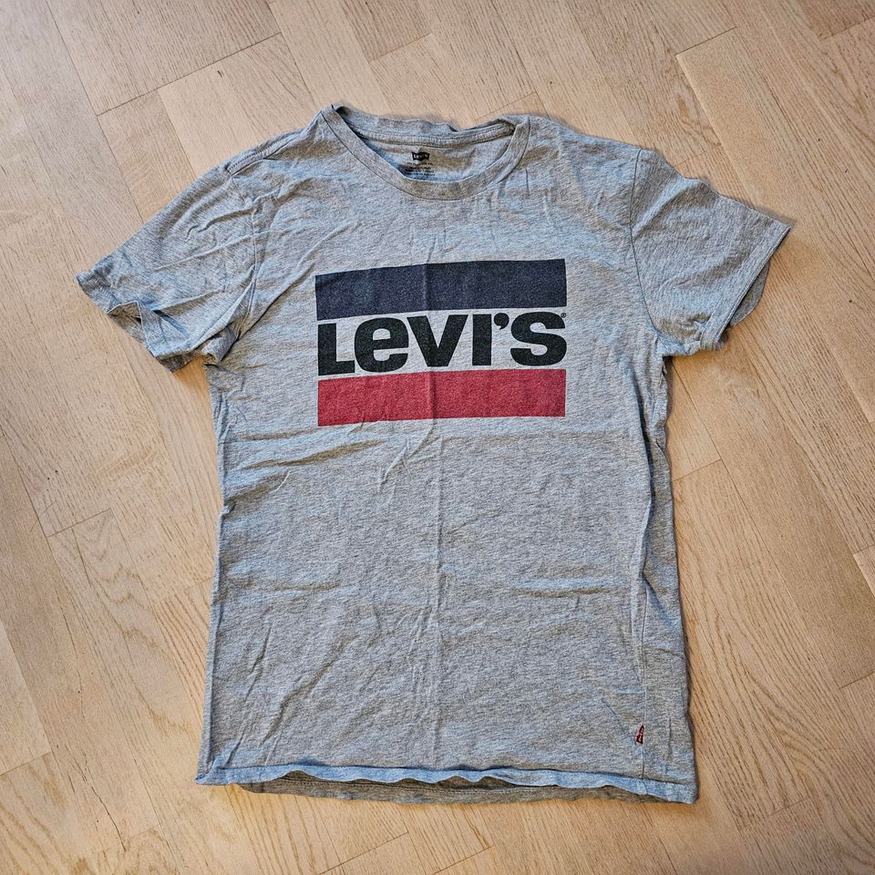 M: Harmaa Levi's T-paita