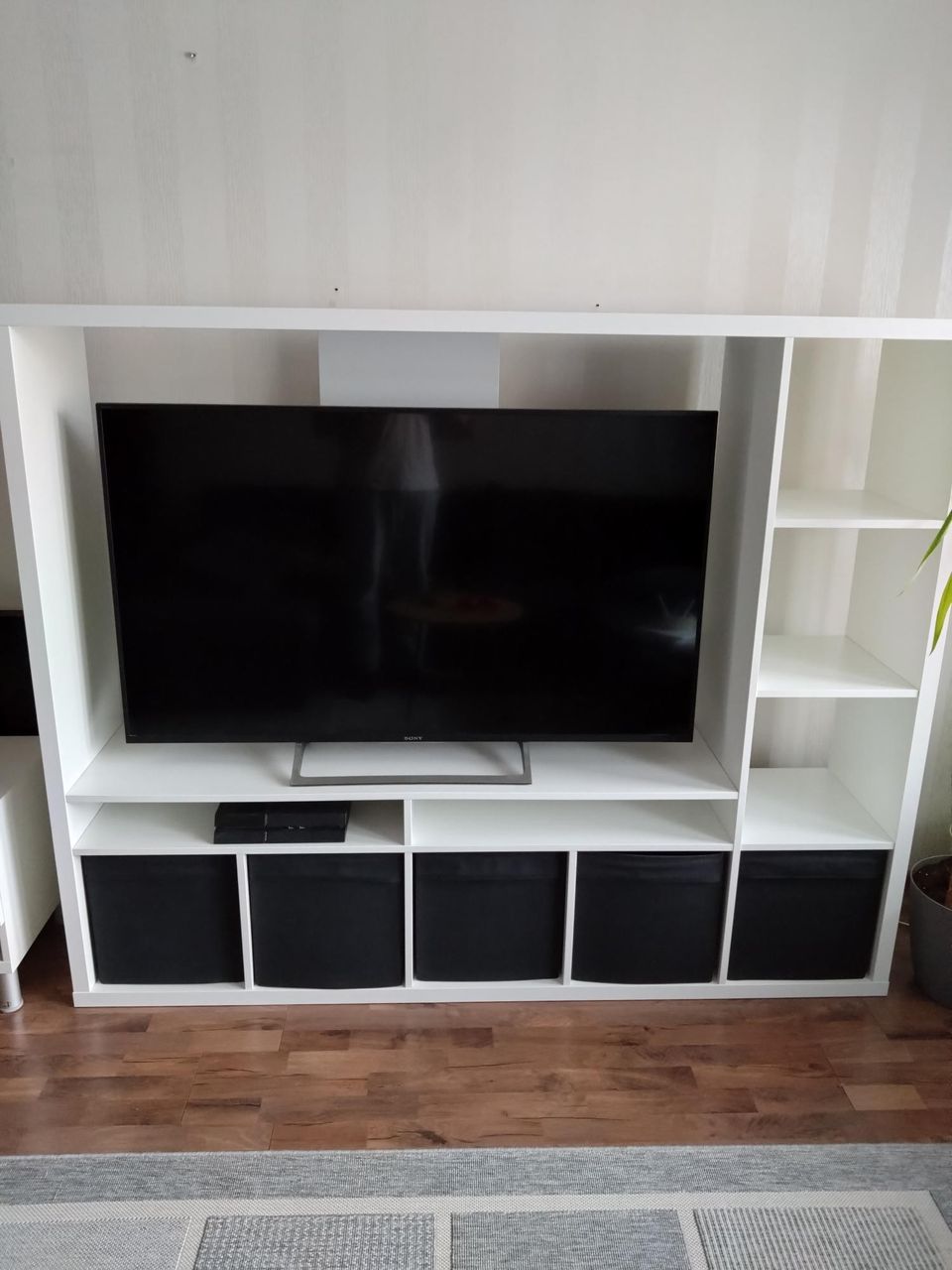 Ikean valkoinen tv-taso