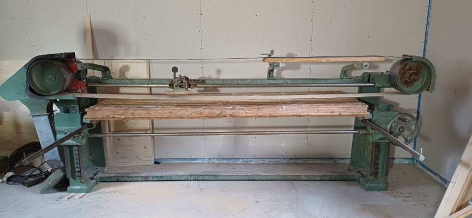 Vanhoja puusepän koneita: pitkänauhahiomakone tasolla