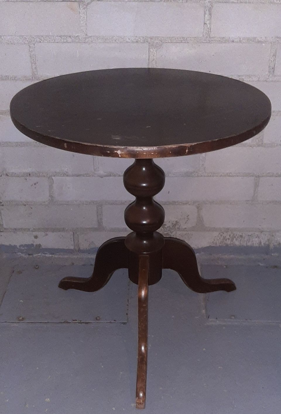 Pieni pyöreä pöytä kukkapöytä tumma ruskea