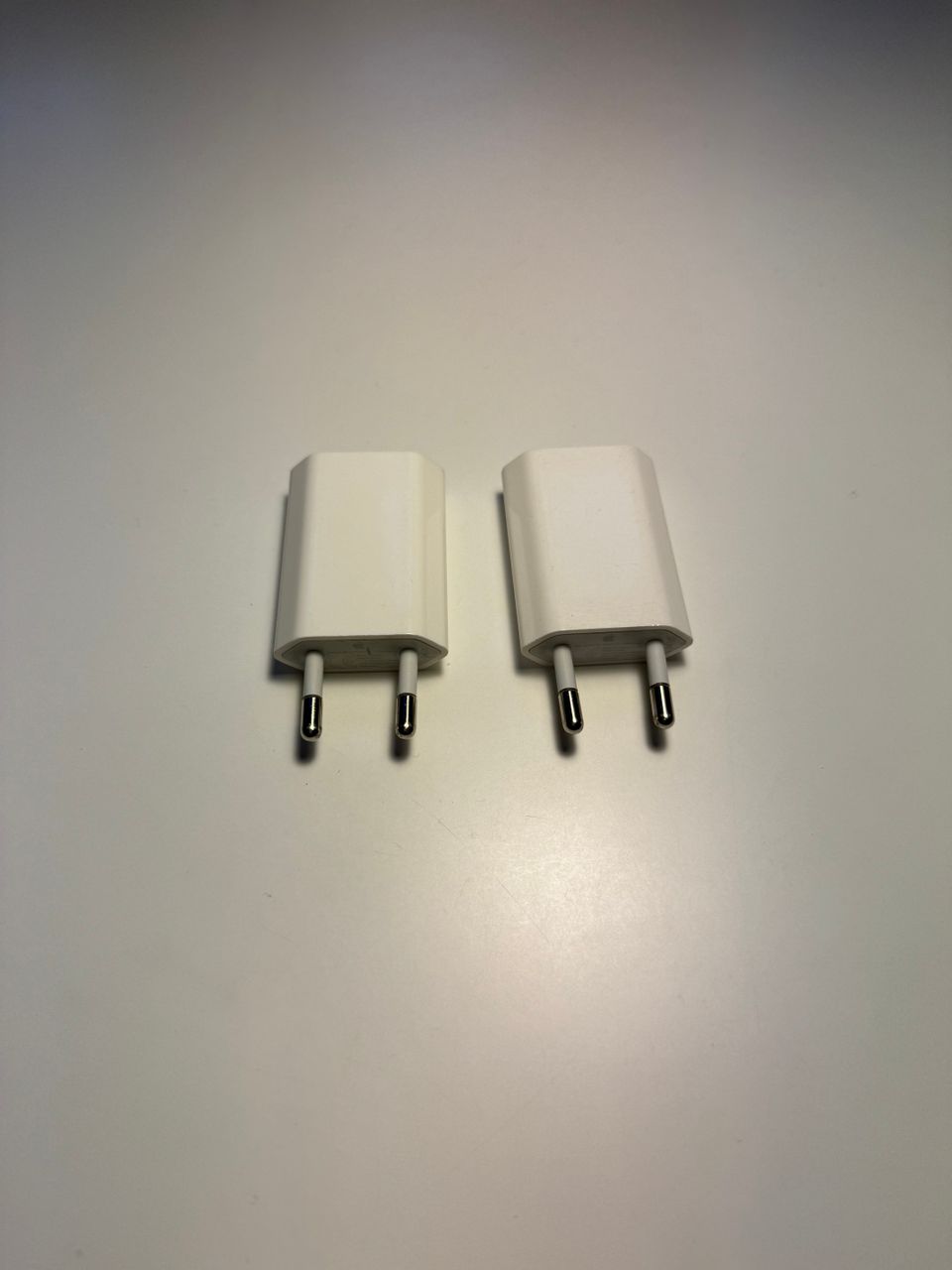 Kaksi Applen USB laturia