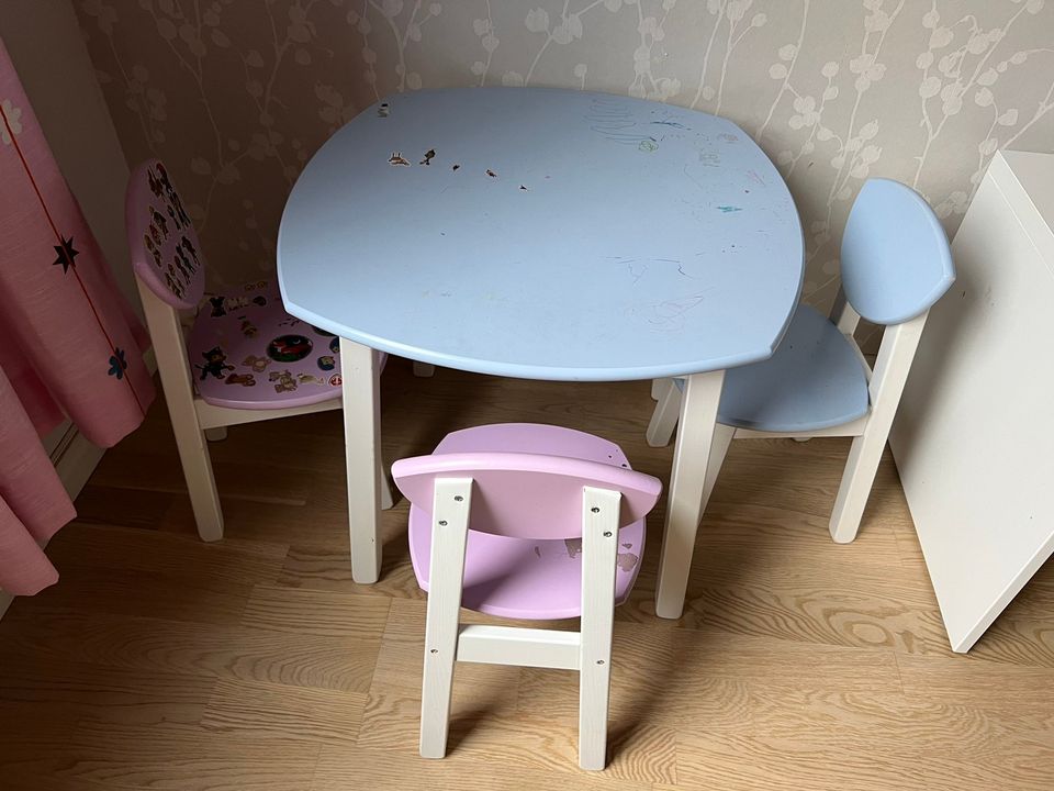 Lasten pöytä ja kolme tuolia, kotimaiset