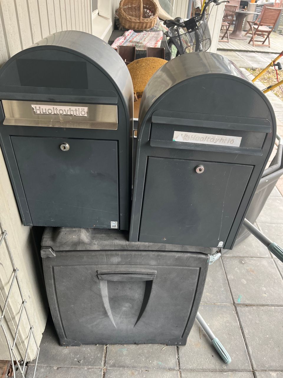 2 Bobi postilaatikkoa