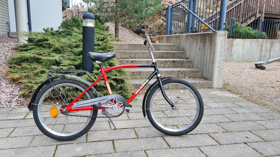 20" punainen pyörä