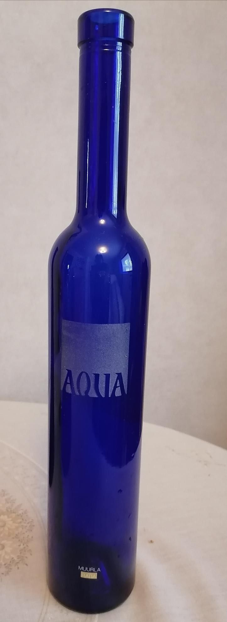 Sininen Aqua-pullo ja sininen maljakko