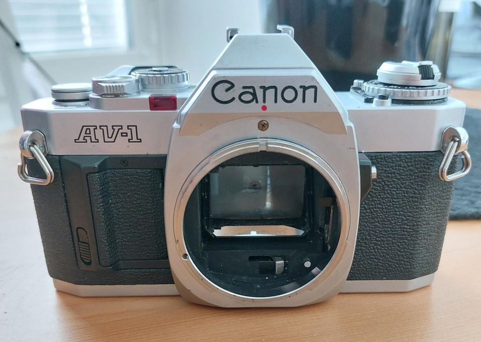 Pentax ME Super + objektiivi, Canon AV-1 runko