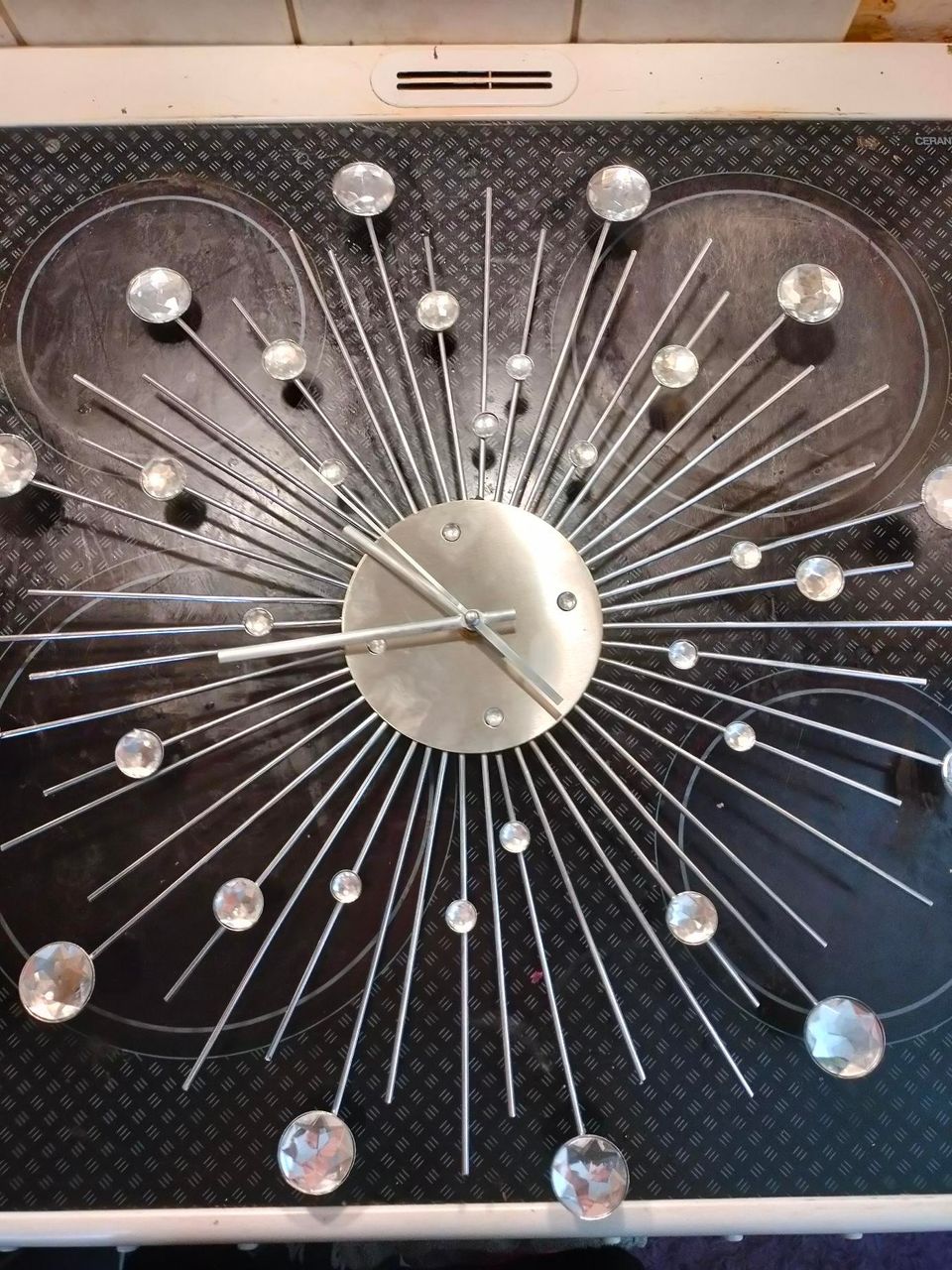 Metallinen/ strassikivillä koristeltu kello