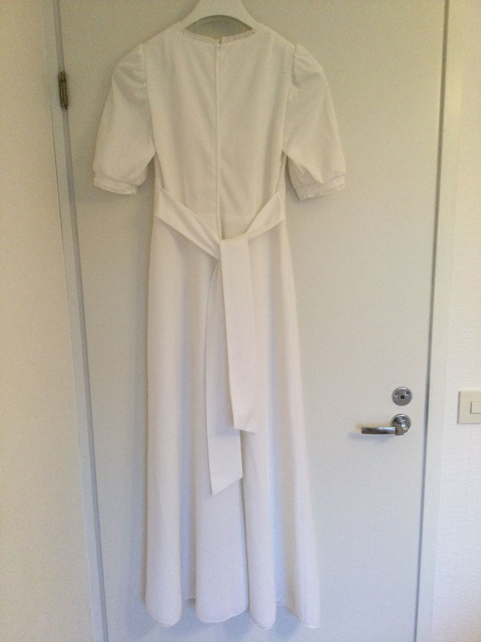 Kaunis valkoinen pitkä mekko