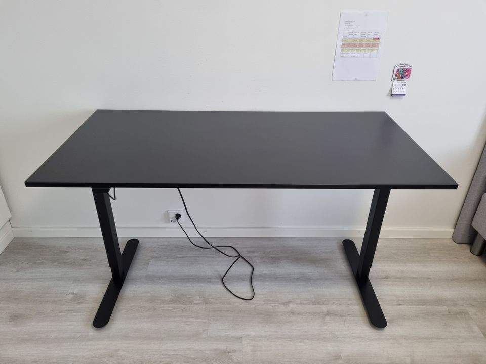 Säädettävä musta pöytä 140 x 70