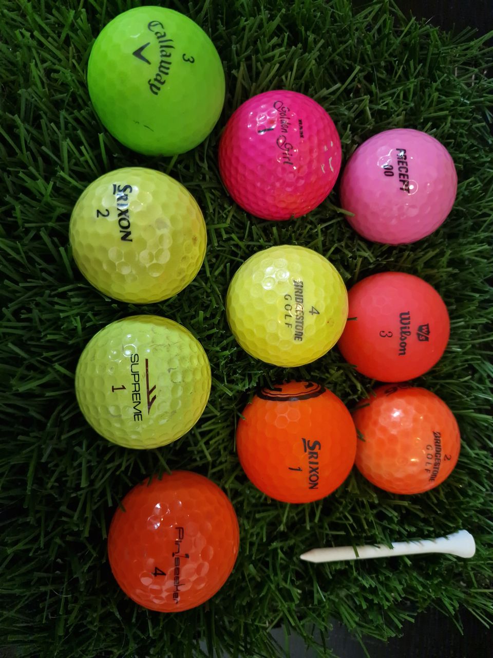 Värikkäitä golfpalloja