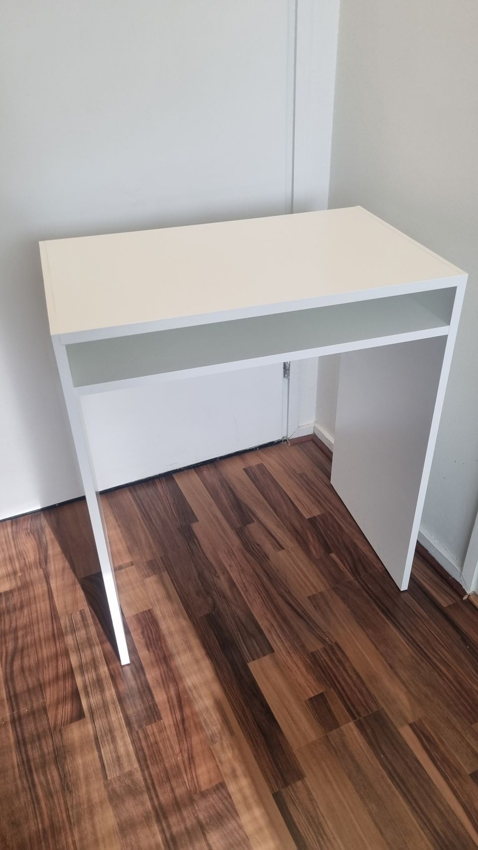 Valkoinen IKEA TORALD työpöytä