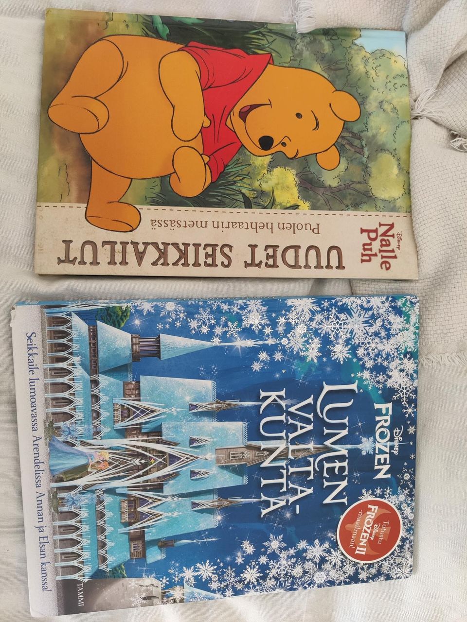 2kpl kirjoja, Frozen ja Nalle Puh