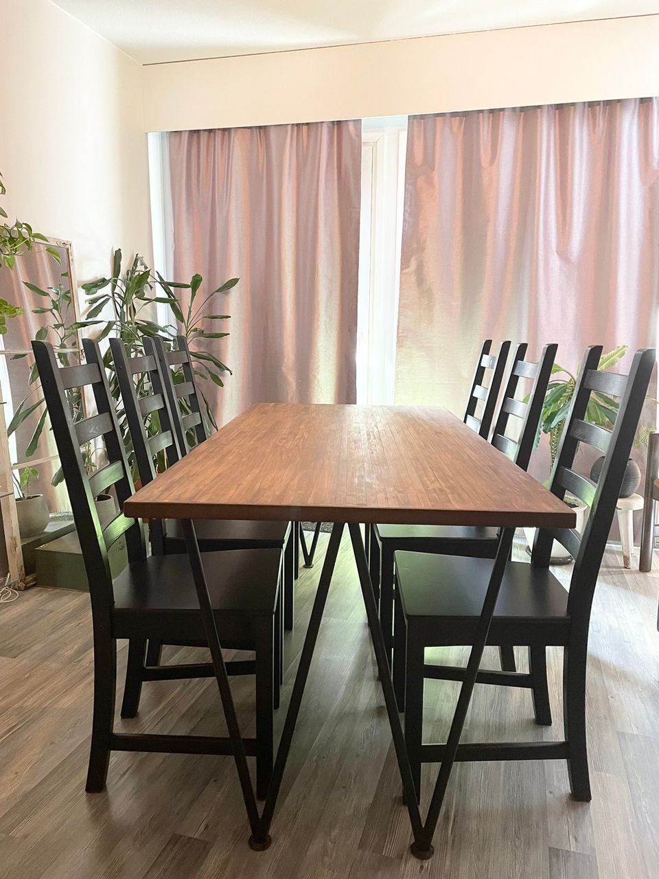 Pöytä ja kuusi tuolia