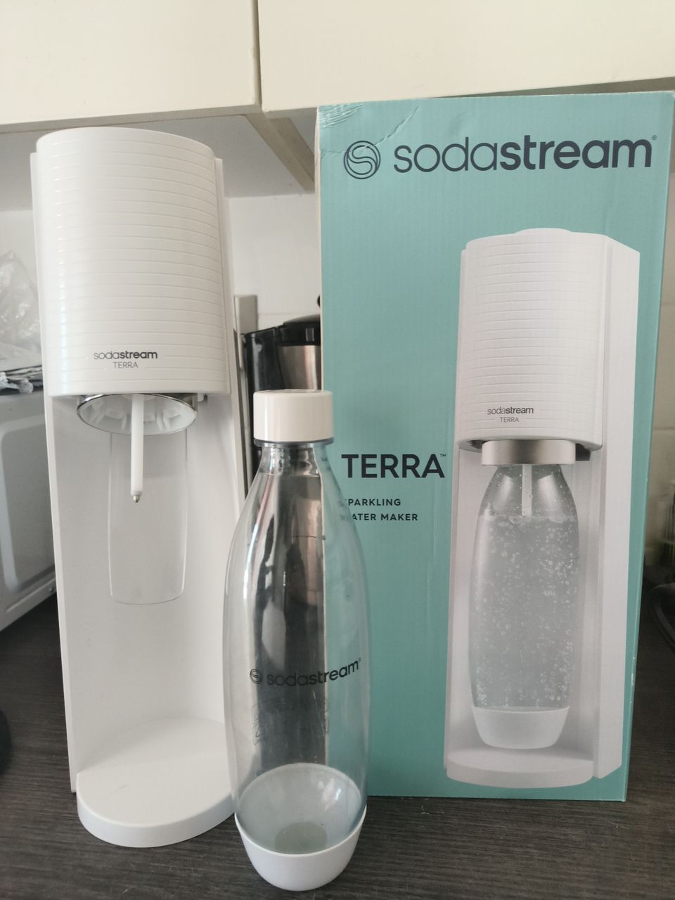 Vähällä käytöllä ollut SodaStream Terra+yksi pullo+vajaa hiilihapotuspullo