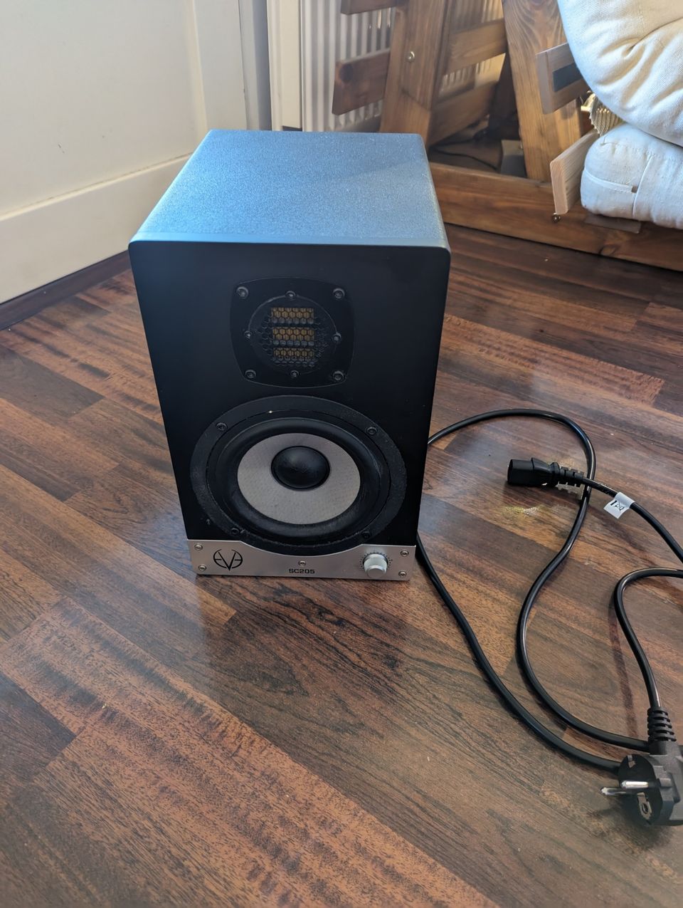 Eve Audio SC205 aktiiviset studiomonitorit (toinen viallinen)