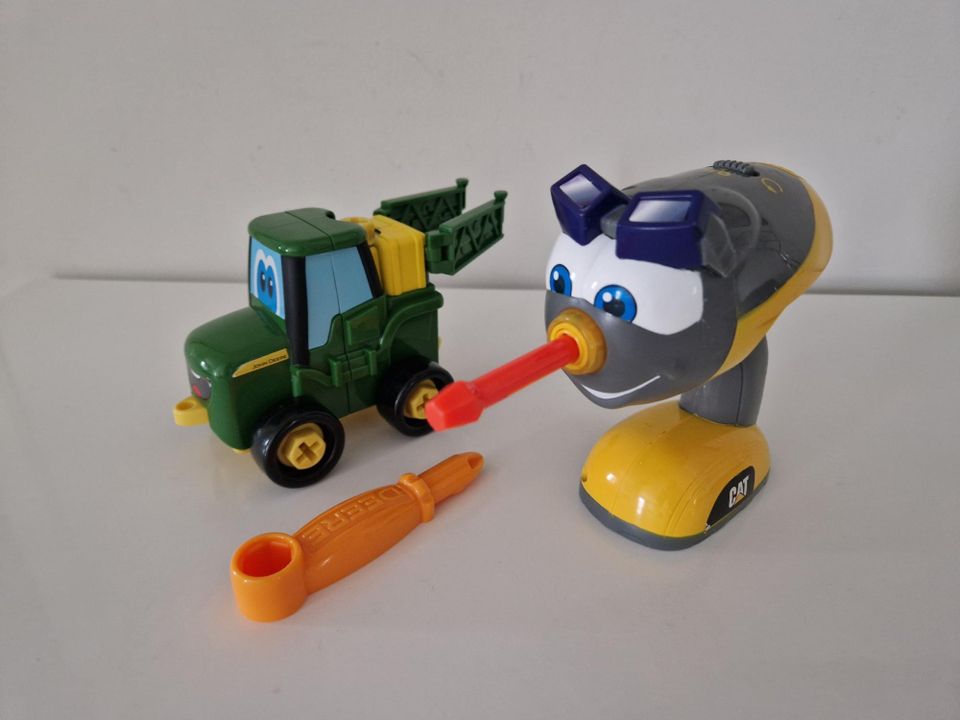 John Deere traktori ja Cat porakone
