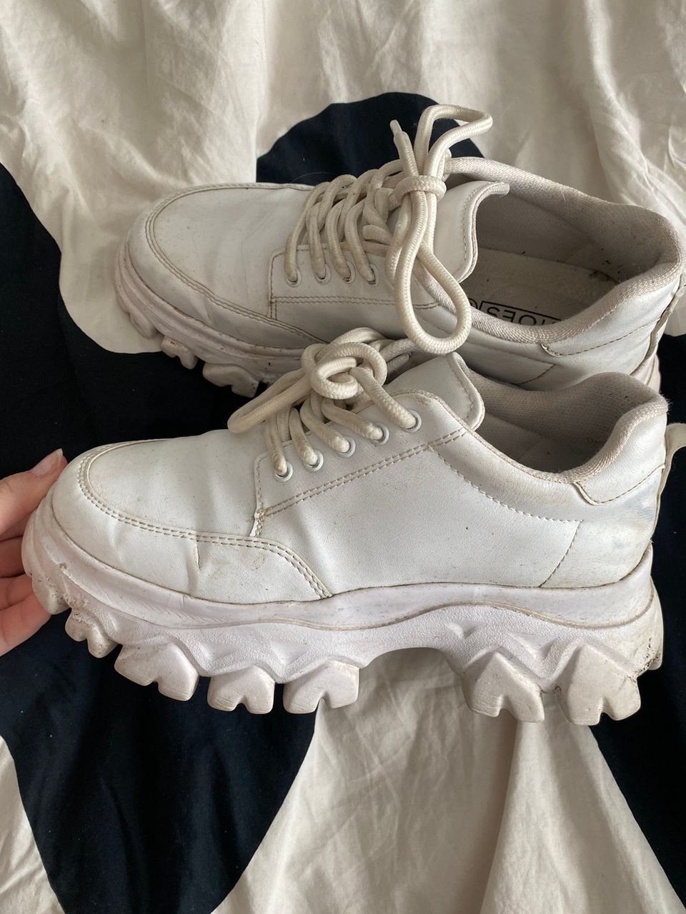 Valkoiset paksupohjaiset kengät